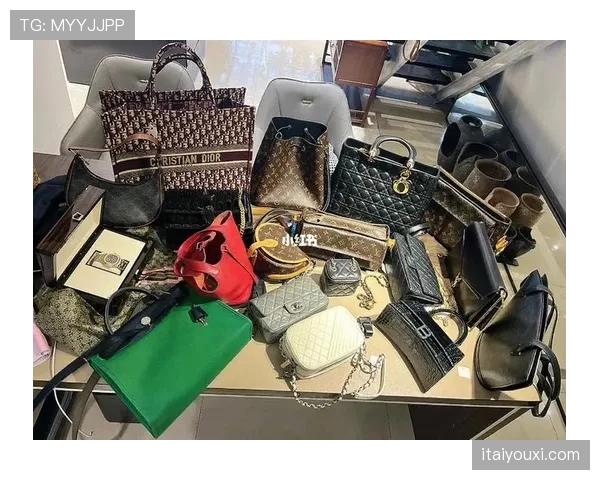 李冰洁又在机场被拍，手上那几个奢侈品简直能开个专卖店吧？