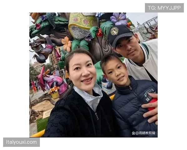 谢杏芳抱娃逛精品店，赛场女王摇身一变成接娃队长，戏太足了